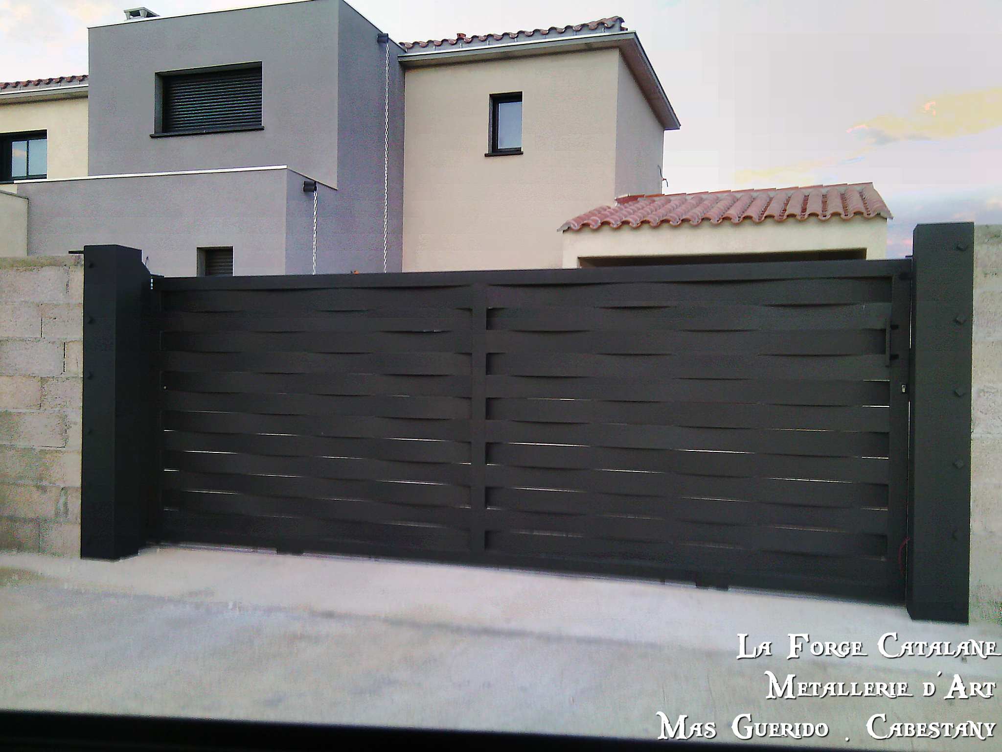 Portail_tole effet tresse thermolaquage gris anthracite forge catalane.jpg